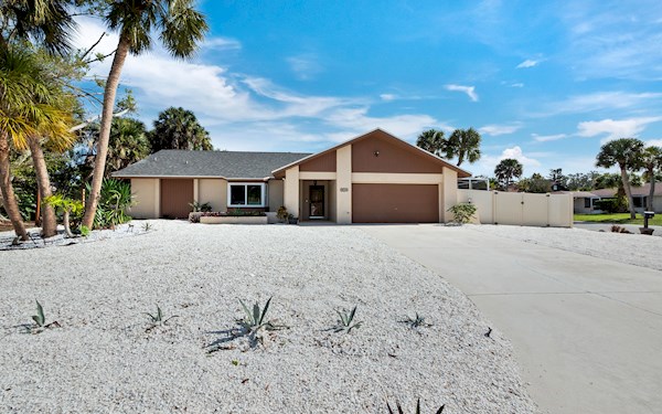 Beautiful 3 Bed 2 Bath Villa Mins from Gulf Coast Beaches