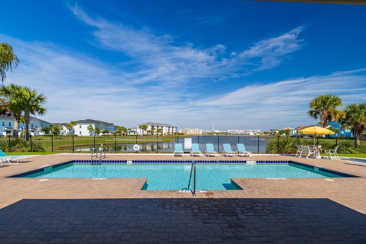 Neighbourhood Pool with Lake View