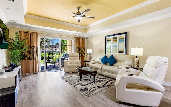 Luxury Golf Retreat: 3BD/3BA, steps from pool, mins from Disney