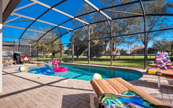 3 Miles to Disney, Newly Remodeled, Sunny Pool+Spa, Open Backyard