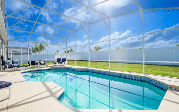 3500 Sq | Hampton Lakes 6 Bed Villa | Private South Facing pool