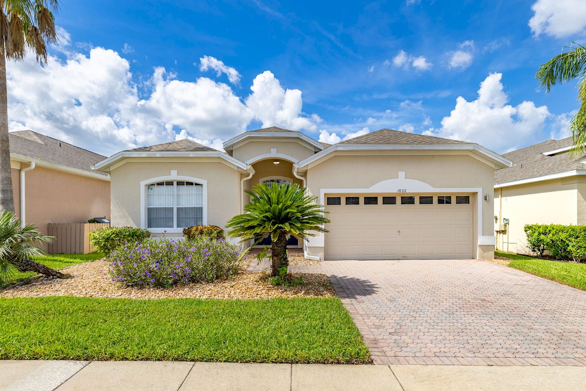 Private villa with large drive, plenty of room for 2 vehicles in front of double garage