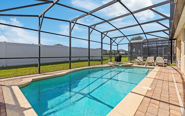 Modern & Bright 5 bed, 3 bath Villa with South Facing Pool  