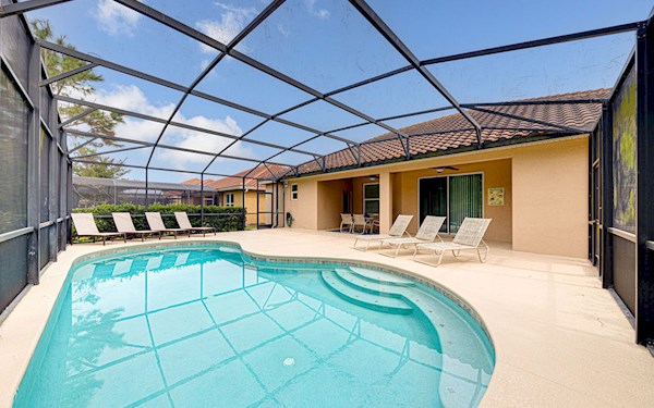  Stunning 5 Bed Villa with Modern Decor, Pool and Games Room